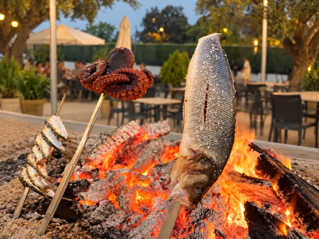 Pescado y pulpo en espetos junto a las brasas